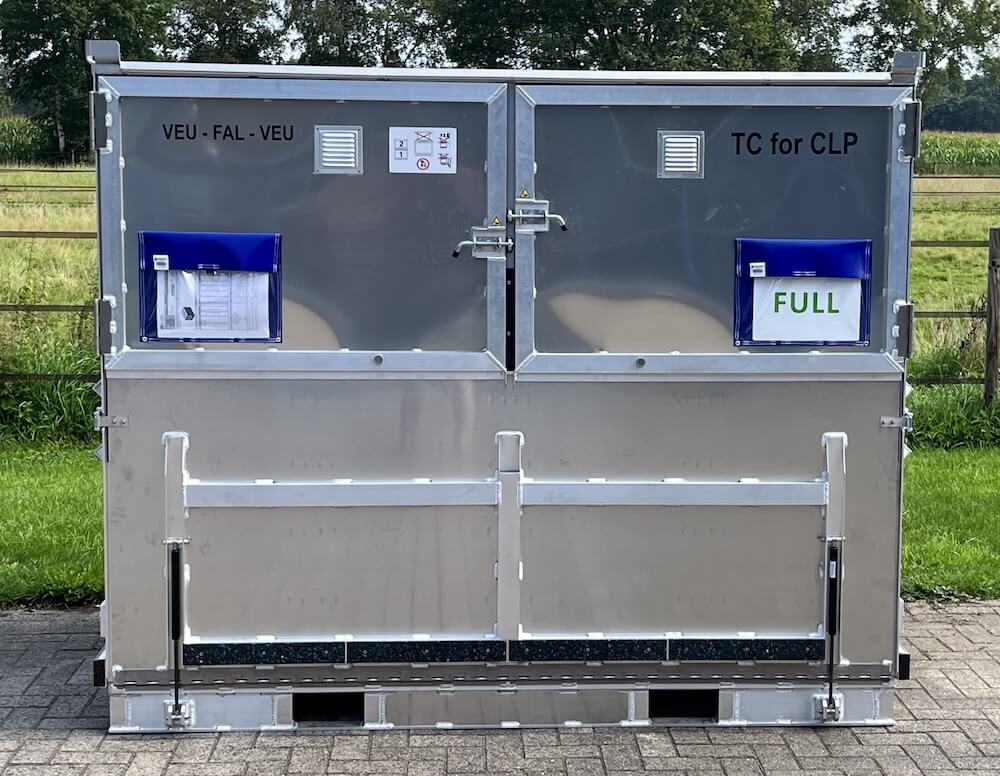 Aluminium-Transportcontainer mit zwei blauen Dokumententaschen