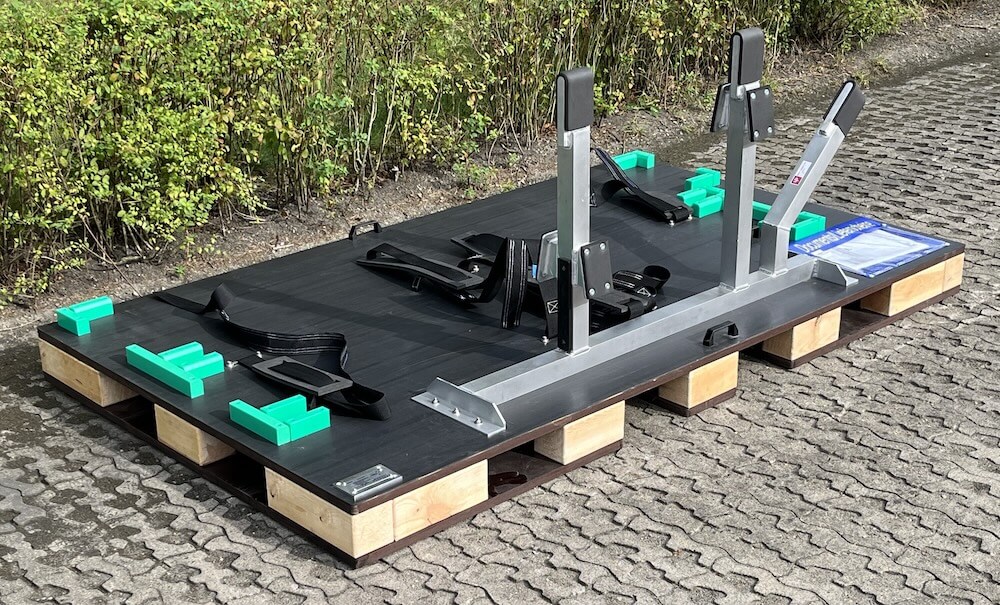 Holzpalette mit spezifischen Bauteilaufnahmen