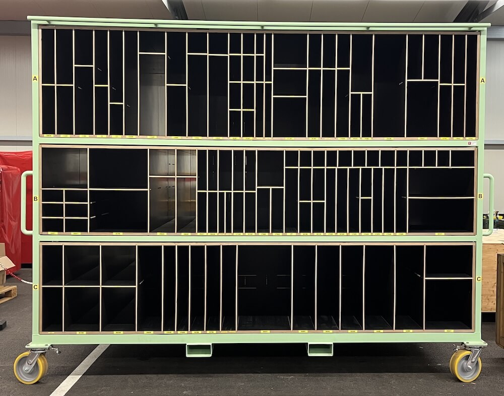 Stahlwagen mit Holz Gefache zur Aufnahme verschiedener Bauteile