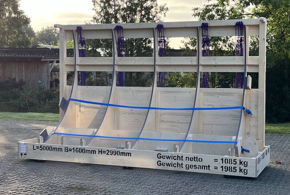 FOUR PACK Holzrahmen mit Spanngurten für den Transport gebogener Bauteile
