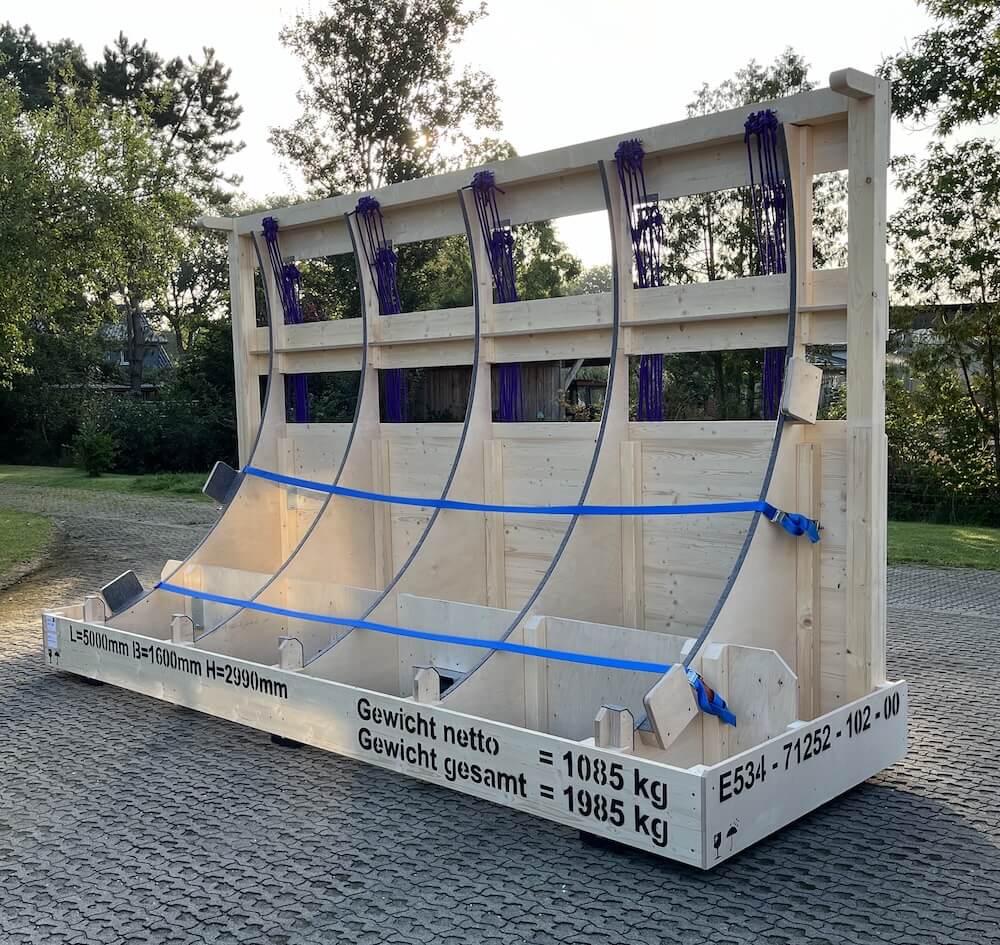 FOUR PACK Holzrahmen mit Spanngurten für den Transport gebogener Bauteile