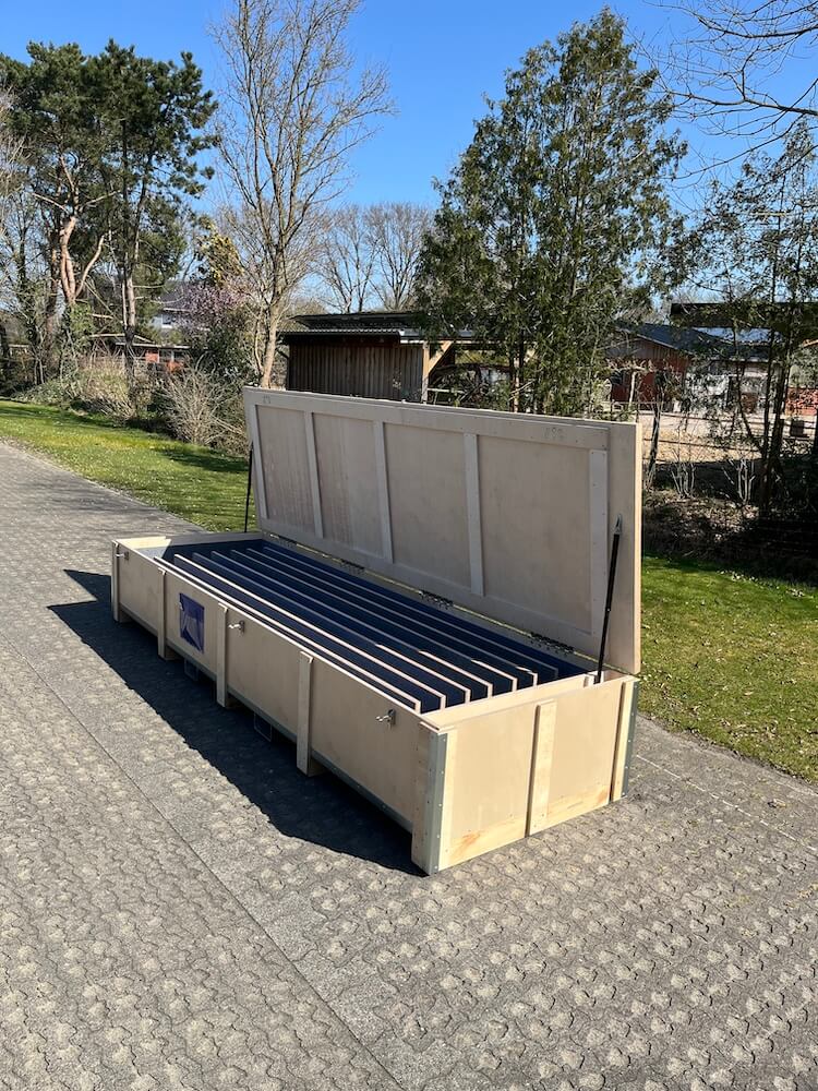 Lange Holzkiste von FOUR PACK mit geöffnetem Deckel