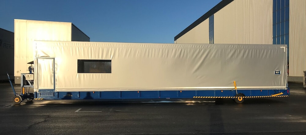 Großer Transportwagen mit hydraulischer Hubeinheit aus Stahl von FOUR PACK mit grauer Planenabdeckung