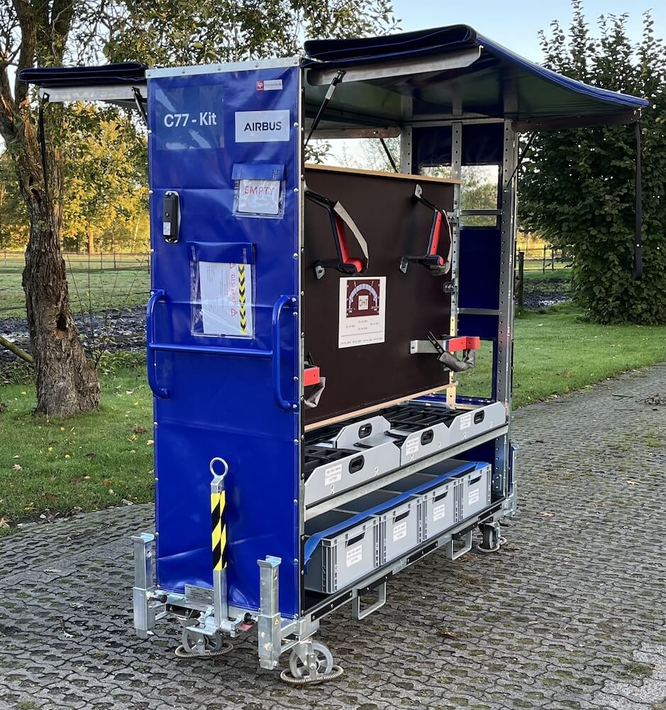 Transportwagen aus Stahl von FOUR PACK mit integrierten Fächern für den Transport von Bauteilen