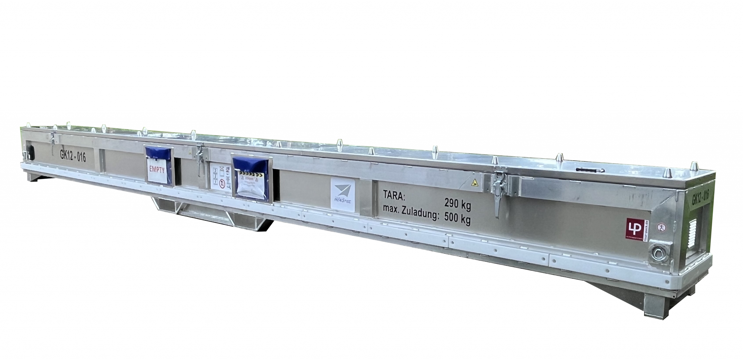 Reihe von Metallkisten mit deutscher Flagge in einer Halle von FOUR PACK